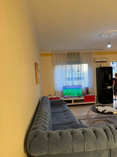 Tirane, jepet me qera apartament 2+1 Kati 4, 100 m² 500 € (Bar Famed Astir)
