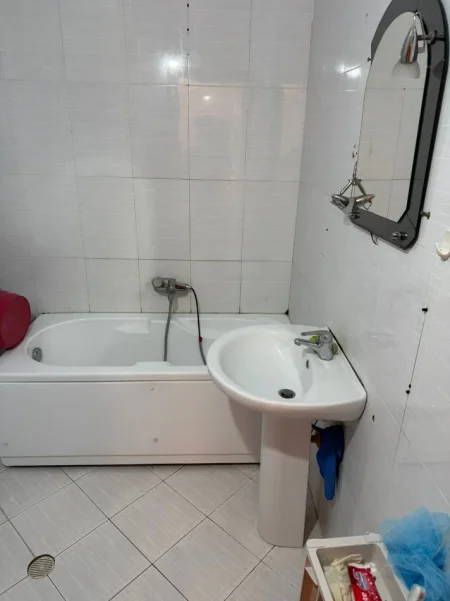 Tirane, jepet me qera apartament 2+1 Kati 4, 100 m² 500 € (Bar Famed Astir)