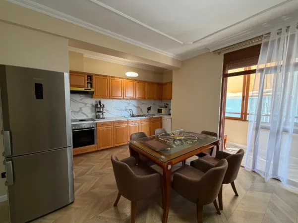 Tirane, jepet me qera apartament 4+1 Kati 8, 150 m² 1.300 € (ISH EKSPOZITA)