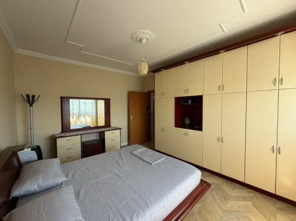 Tirane, jepet me qera apartament 4+1 Kati 8, 150 m² 1.300 € (ISH EKSPOZITA)