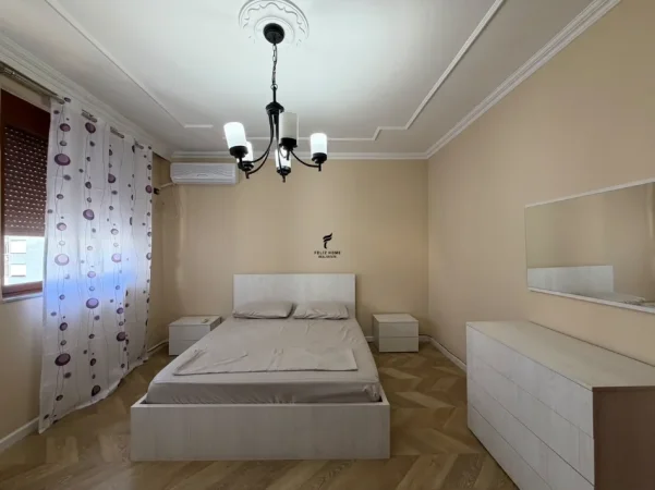 Tirane, jepet me qera apartament 4+1 Kati 8, 150 m² 1.300 € (ISH EKSPOZITA)