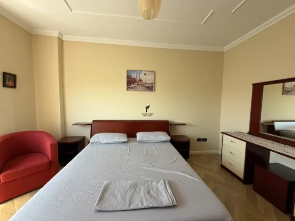 Tirane, jepet me qera apartament 4+1 Kati 8, 150 m² 1.300 € (ISH EKSPOZITA)