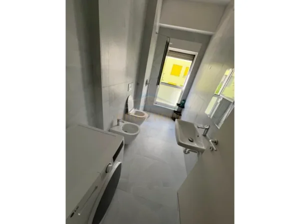 Tirane, jepet me qera apartament 1+1+Ballkon Kati 3, 48 m² 400 € (KOMPLEKSI KAIMI)