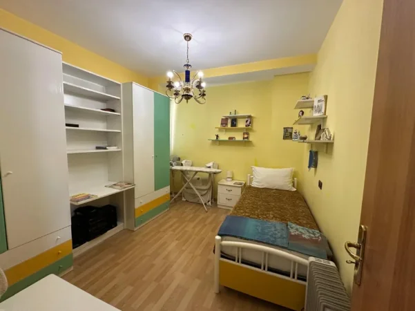 Tirane, jepet me qera apartament 2+1 Kati 2, 90 m² 600 € (Rruga Fortuzi ,Ministria e Drejtesis)