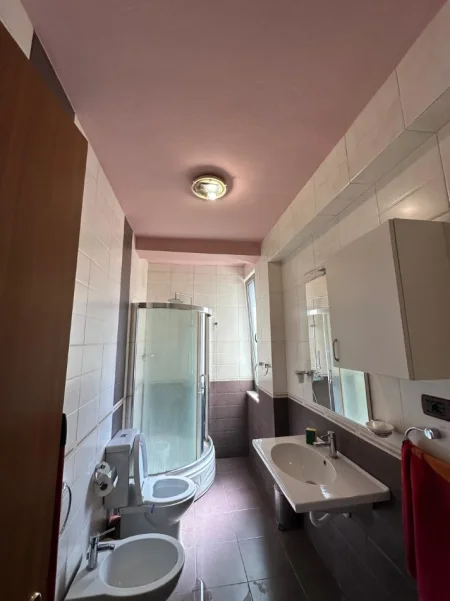 Tirane, jepet me qera apartament 2+1 Kati 2, 90 m² 600 € (Rruga Fortuzi ,Ministria e Drejtesis)