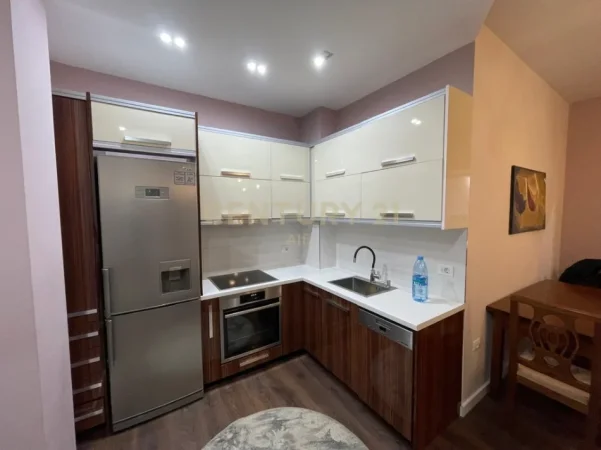 Tirane, jepet me qera apartament 1+1 Kati 2, 85 m² 600 € (liqeni i thate)