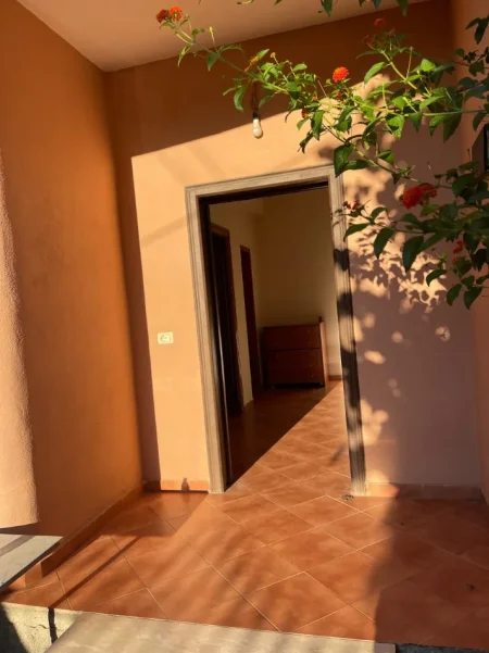 Tirane, jepet me qera apartament 1+1 Kati 1, 65 m² 400 € (Rruga Don Bosko)