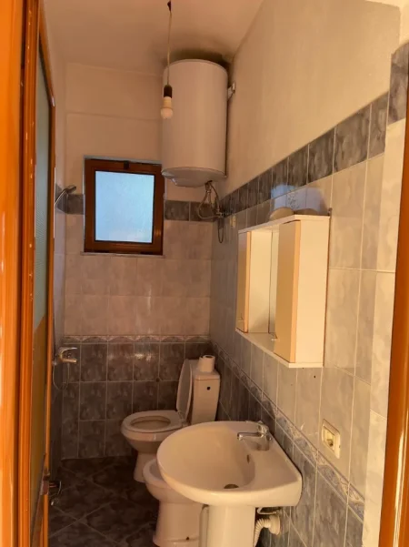 Tirane, jepet me qera apartament 1+1 Kati 1, 65 m² 400 € (Rruga Don Bosko)