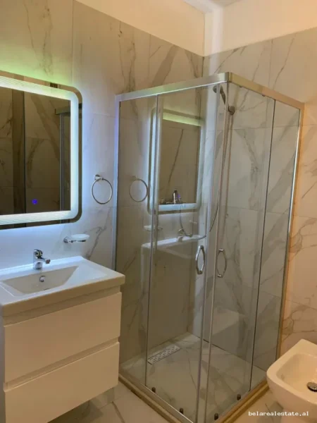 Tirane, jepet me qera apartament 1+1+Ballkon Kati 7, 70 m² 850 € (rruga e elbasanit)