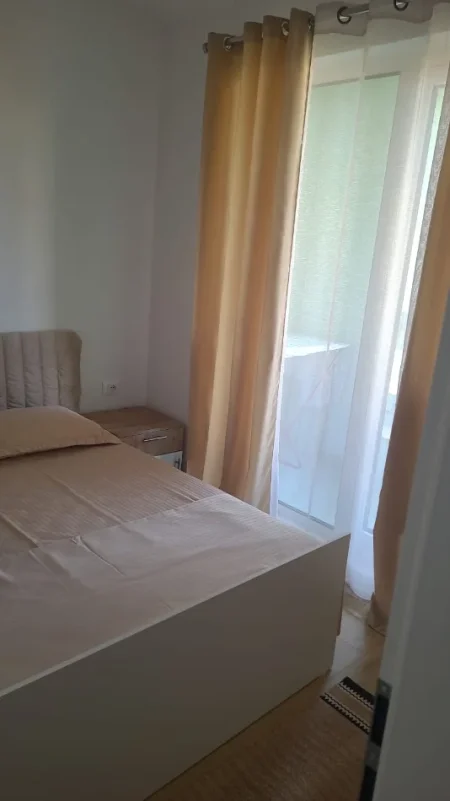 Tirane, jepet me qera apartament 1+1+Ballkon Kati 5, 30 m² 400 € (Ali Demi)