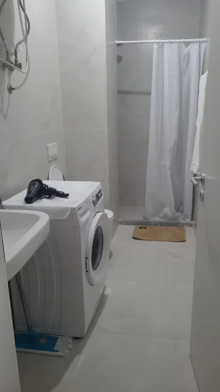 Tirane, jepet me qera apartament 1+1+Ballkon Kati 5, 30 m² 400 € (Ali Demi)
