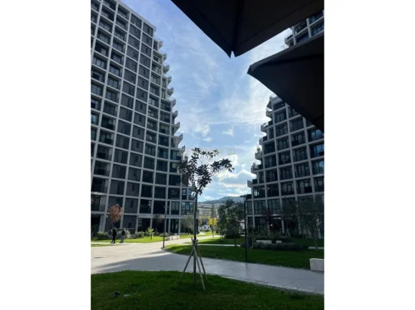 Tirane, jepet me qera zyre Kati 6, 177 m² 2.900 € (liqeni i tiranes lake view)