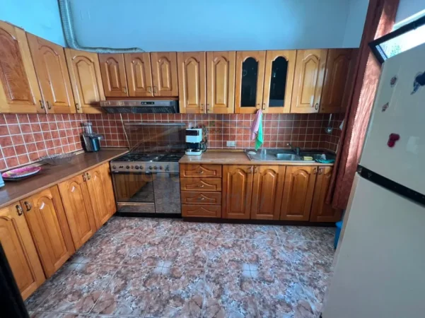 Tirane, shitet Vile Vile 3 Katshe , 457 m² 500.000 € (Tregu Elektrik)