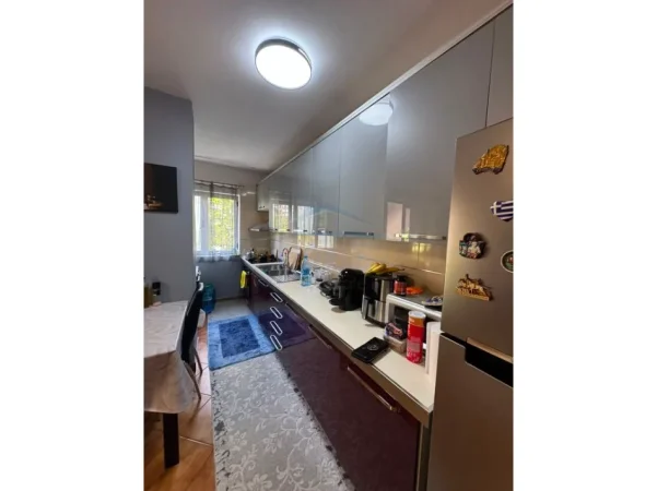 Tirane, shitet apartament 3+1+Ballkon Kati 4, 123 m² 300.000 € (pallati me shigjeta)