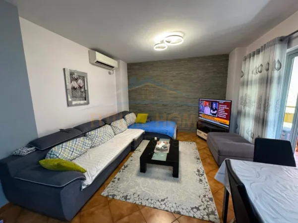 Tirane, shitet apartament 3+1+Ballkon Kati 4, 123 m² 300.000 € (pallati me shigjeta)