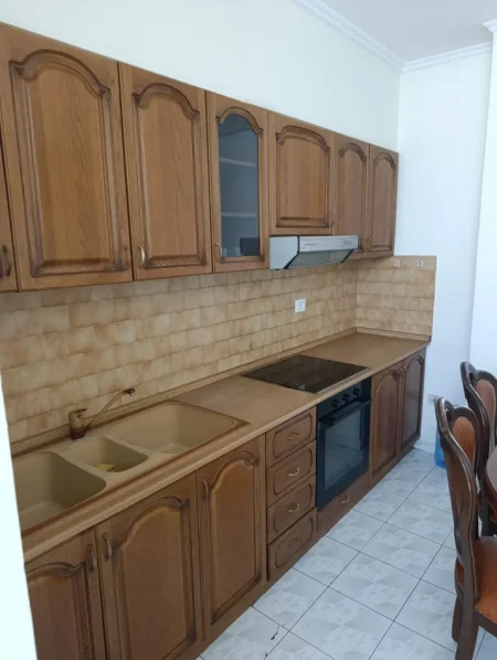 Tirane, jepet me qera apartament 2+1 Kati 4, 100 m² 650 € (Ali Demi)
