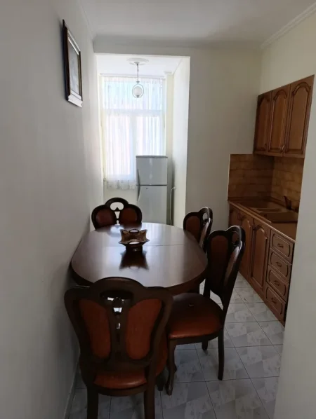 Tirane, jepet me qera apartament 2+1 Kati 4, 100 m² 650 € (Ali Demi)