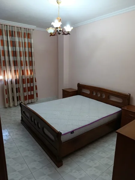Tirane, jepet me qera apartament 2+1 Kati 4, 100 m² 650 € (Ali Demi)