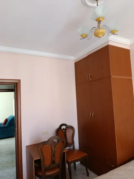 Tirane, jepet me qera apartament 2+1 Kati 4, 100 m² 650 € (Ali Demi)