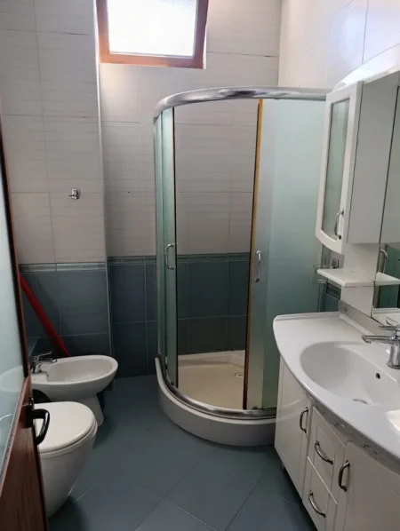 Tirane, jepet me qera apartament 2+1 Kati 4, 100 m² 650 € (Ali Demi)