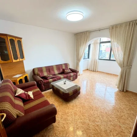 Tirane, jepet me qera apartament 1+1 Kati 5, 65 m² 400 € (Tek sheshi i Kinostudios, Rruga Aleksander Moisiu)