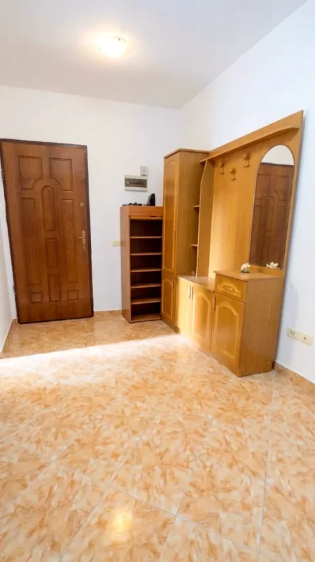 Tirane, jepet me qera apartament 1+1 Kati 5, 65 m² 400 € (Tek sheshi i Kinostudios, Rruga Aleksander Moisiu)