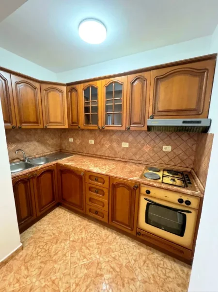 Tirane, jepet me qera apartament 1+1 Kati 5, 65 m² 400 € (Tek sheshi i Kinostudios, Rruga Aleksander Moisiu)