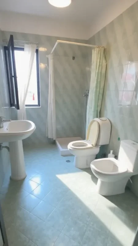 Tirane, jepet me qera apartament 1+1 Kati 5, 65 m² 400 € (Tek sheshi i Kinostudios, Rruga Aleksander Moisiu)