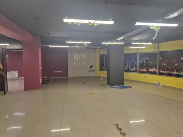 Tirane, jepet me qera zyre Kati 5, 258 m² 2.300 € (SELVIA)