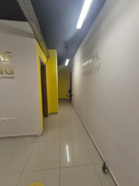 Tirane, jepet me qera zyre Kati 5, 258 m² 2.300 € (SELVIA)