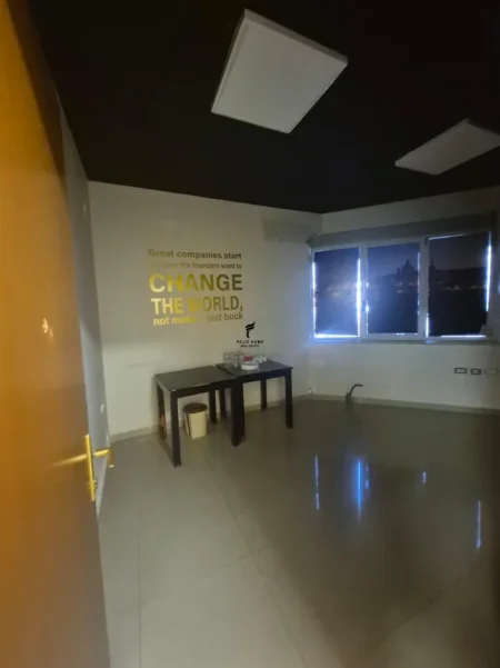 Tirane, jepet me qera zyre Kati 5, 258 m² 2.300 € (SELVIA)