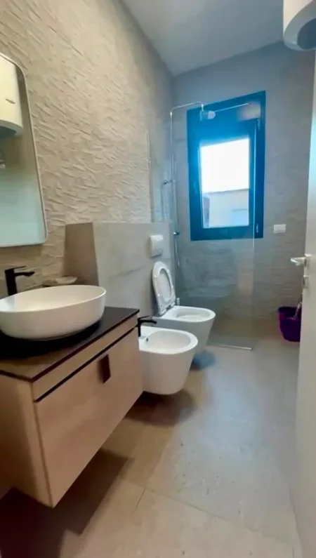 Tirane, jepet me qera apartament 1+1+Ballkon Kati 2, 75 m² 900 € (Rruga e Kosovareve)