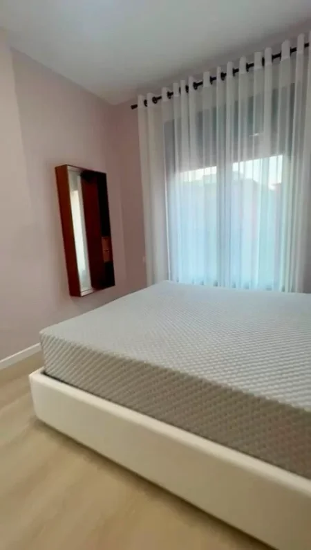 Tirane, jepet me qera apartament 1+1+Ballkon Kati 2, 75 m² 900 € (Rruga e Kosovareve)