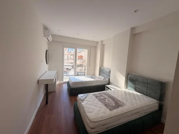 Tirane, jepet me qera apartament 2+1+Ballkon Kati 2, 90 m² 900 € (Shkolla Niket Dardani)