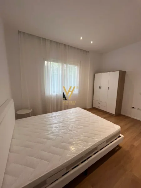 Tirane, jepet me qera apartament 1+1+Ballkon Kati 0, 65 m² 470 € (ALI DEMI)