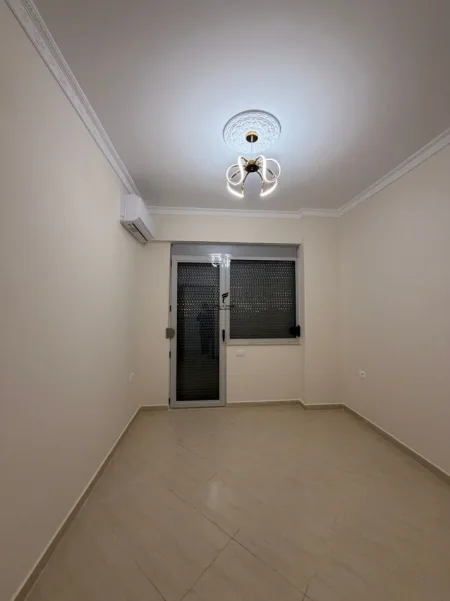 Tirane, jepet me qera zyre Kati 1, 130 m² 1.000 € (SELVIA)