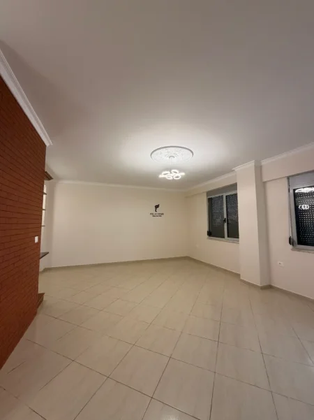 Tirane, jepet me qera zyre Kati 1, 130 m² 1.000 € (SELVIA)