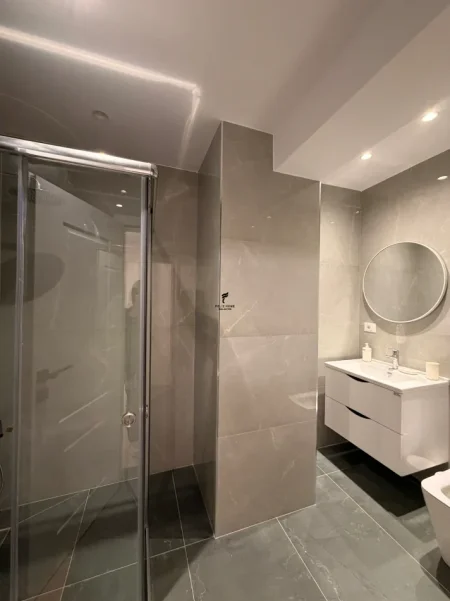 Tirane, jepet me qera zyre Kati 1, 130 m² 1.000 € (SELVIA)