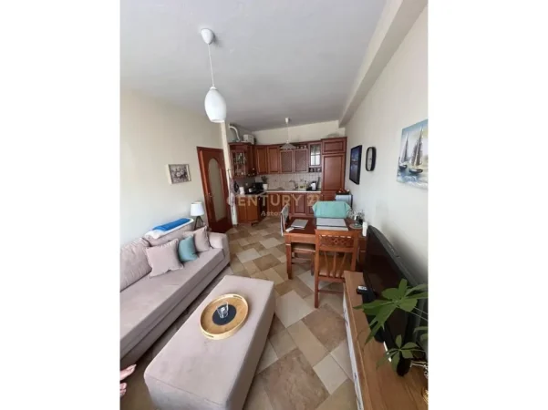 Tirane, jepet me qera apartament 2+1 Kati 4, 90 m² 750 € 