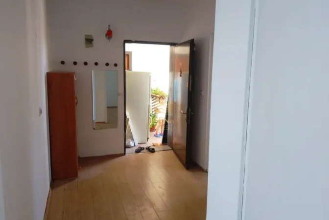Tirane, jepet me qera apartament 1+1+Ballkon Kati 5, 65 m² 350 € (Shkoze)