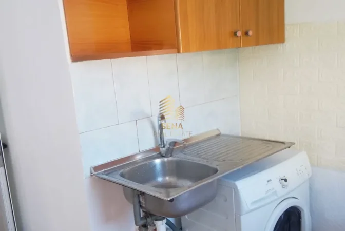 Tirane, jepet me qera apartament 1+1+Ballkon Kati 5, 65 m² 350 € (Shkoze)