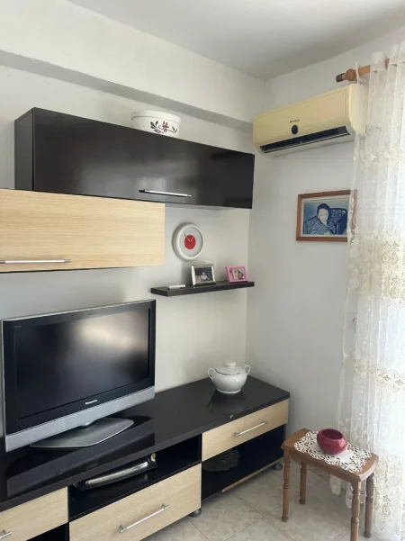Durres, jepet me qera apartament 2+1+Ballkon Kati 6, 100 m² 280 € (Përballë Gropës Arkeologjike)