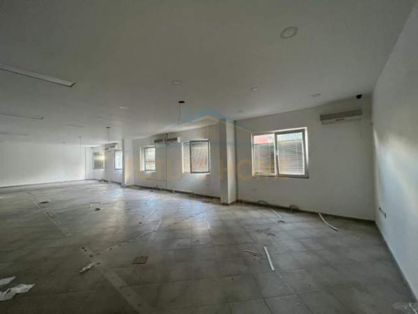 Tirane, jepet me qera ambjent biznesi Kati 0, 239 m² 2.300 Euro (KOMUNA E PARISIT)