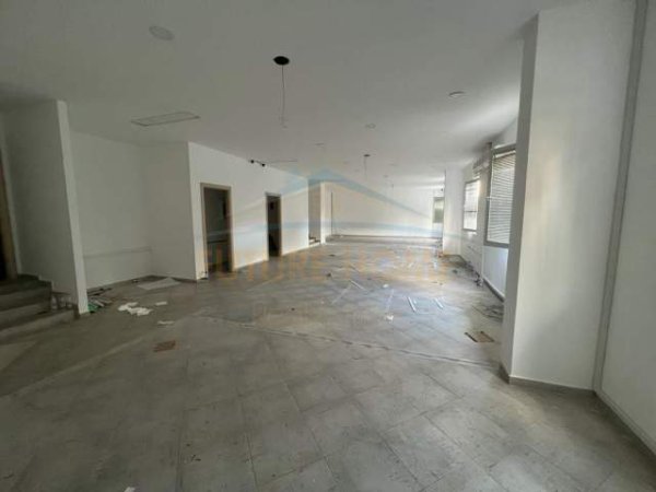 Tirane, jepet me qera ambjent biznesi Kati 0, 239 m² 2.300 Euro (KOMUNA E PARISIT)