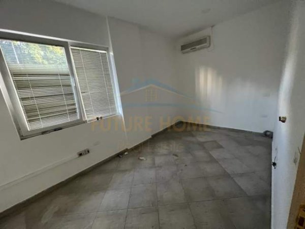 Tirane, jepet me qera ambjent biznesi Kati 0, 239 m² 2.300 Euro (KOMUNA E PARISIT)