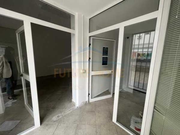 Tirane, jepet me qera ambjent biznesi Kati 0, 239 m² 2.300 Euro (KOMUNA E PARISIT)