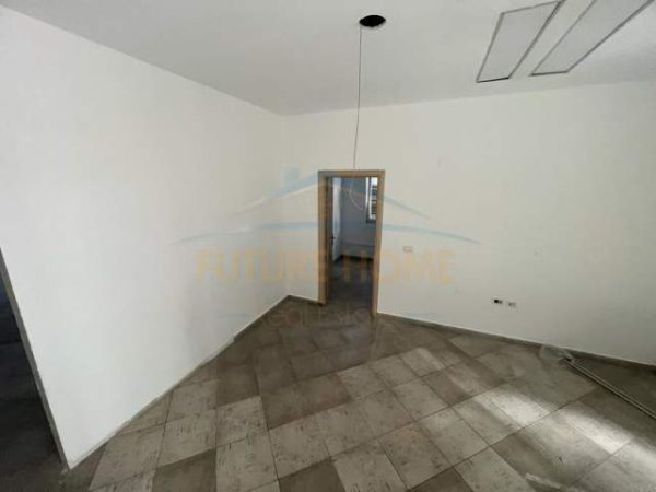 Tirane, jepet me qera ambjent biznesi Kati 0, 239 m² 2.300 Euro (KOMUNA E PARISIT)