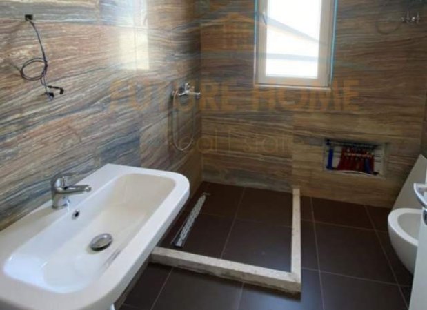 Tirane, jepet me qera apartament 2+1 Kati 8, 102 m² 450 Euro (Komlpeksi Geand Gallery)