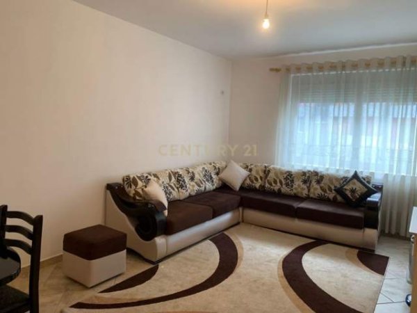 Tirane, jepet me qera 350 Euro