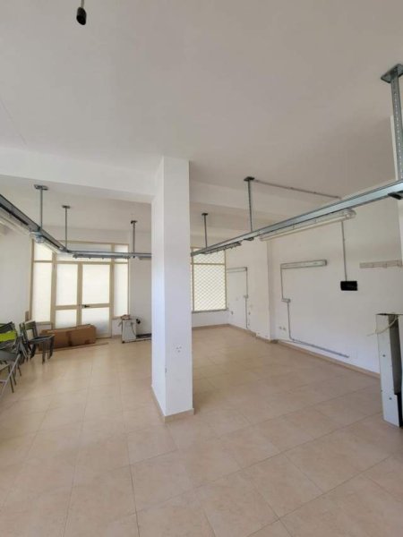 Tirane, jepet me qera ambjent biznesi Kati 0, 450 m² 2.500 Euro (Fresku)